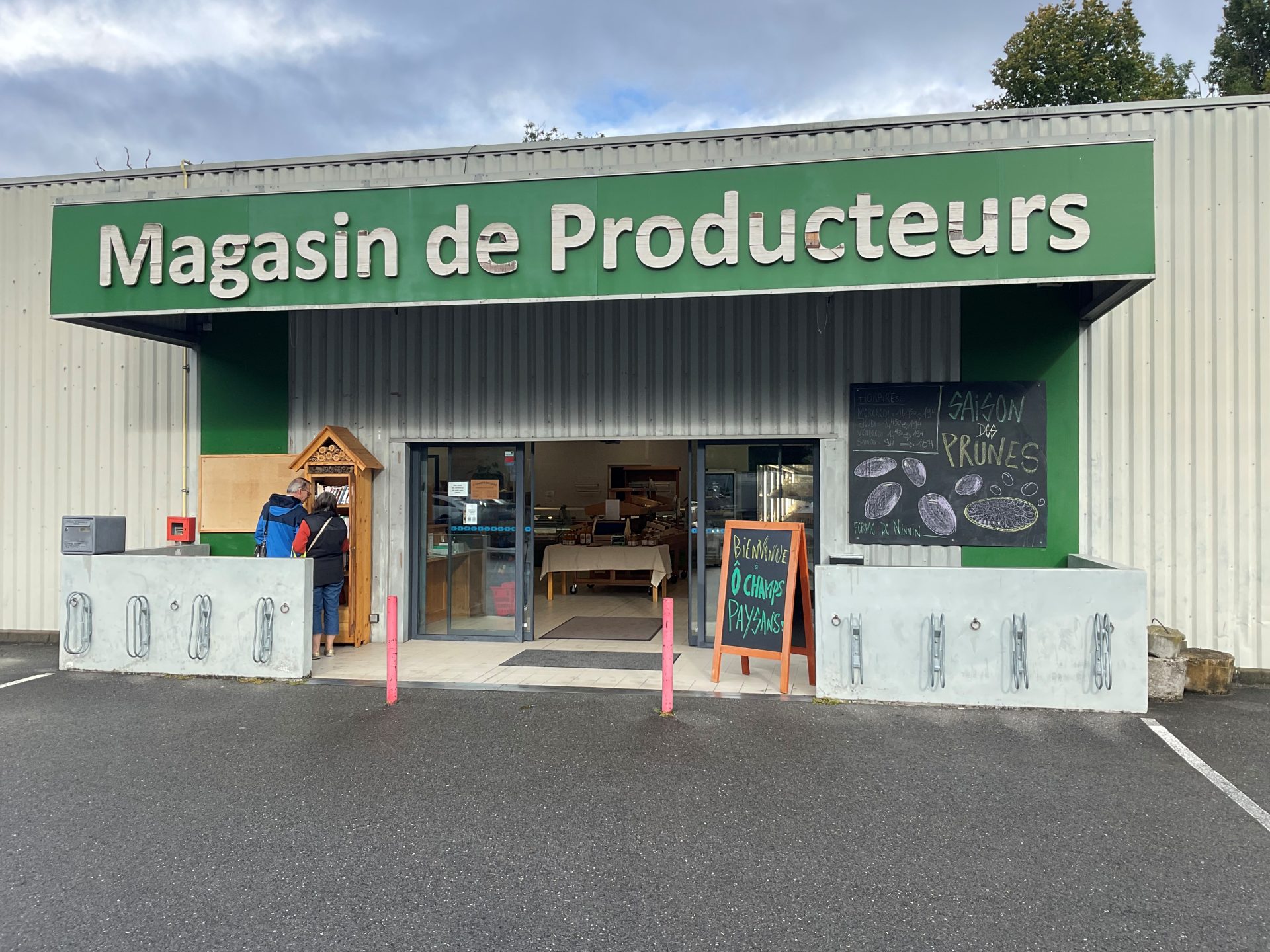 Pr&eacute;sentation des produits CBD Trikome soigneusement dispos&eacute;s dans un magasin partenaire en Savoie, mettant en avant une gamme locale et artisanale de haute qualit&eacute;.